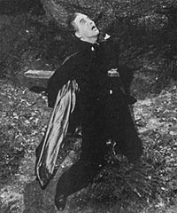Кристофер Ли в очередной раз пробит осиновым колом в фильме `Dracula has Risen from the Grave`, 1968